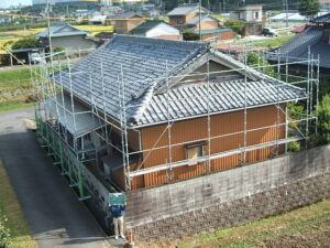 〈葺き替え前〉①屋根全景<br />
いぶしの日本瓦は欠けて変色し、「いてた」状態です。<br />
